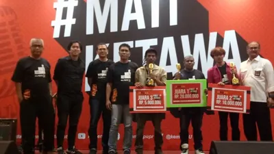 Tiga pemenang Stand Up Comedy Competition Mati Ketawa Ala PUPR berpose bersama para juri dan pimpinan Ayojakarta.com dan Ayo Media Network setelah pemberian piala. (Ayojakarta.com/Lopi Kasim)