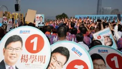 Pendukung dan kandidat untuk Aliansi Demokratik pro-pemerintah untuk Kemajuan dan Kemajuan Hong Kong, menghadiri sebuah acara menjelang pemilihan lokal di Hong Kong, Kamis (21/11/2019)/VoaIndonesia-AP