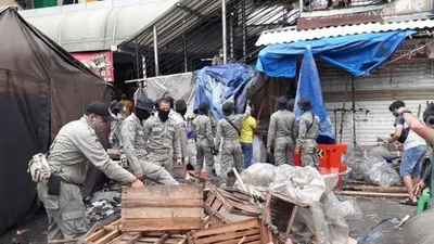 Pemerintah Kota (Pemkot) Bogor menertibkan ratusan lapak liar yang didirikan pedagang kaki lima (PKL) di Kawasan Pasar Anyar. (Suara.com/Bagaskara)