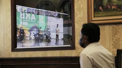 Penandatanganan perjanjian pembiayaan pinjaman dalam rangka Pemulihan Ekonomi Nasional (PEN) antara Pemerintah Provinsi Jawa Barat dengan PT Sarana Multi Infrastruktur (SMI) secara virtual dari Balai Kota Bogor. (dok Humas Pemkot)