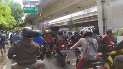 Hindari Banjir, Motor dan Mobil Menumpuk di Pintu Tol Rawa Buaya Selatan