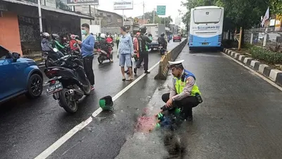 Masuk Jalur Busway di Jalan Panjang Kebon Jeruk, Pengendara Ojol Tewas