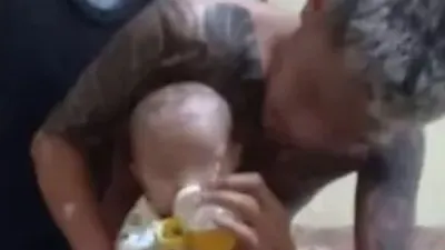 Pemuda bertato kasih bayi minum bir. (dok.Gopos.id)
