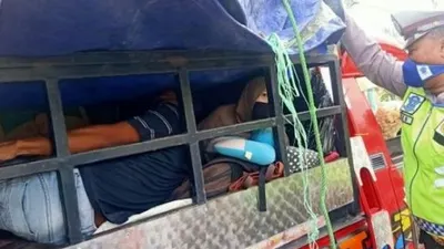 Pemudik sembunyi di tumpukan kerupuk di Pelabuhan Merak. (Bantennews)