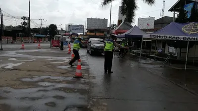 Petugas melakukan pemeriksaan kendaraan dari luar daerah di exit Tol Cipularang, Sabtu(30/5/2020). (Ayobandung.com/Tri Junari)