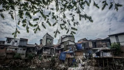 Deretan permukiman penduduk di bantaran Sungai Ciliwung, Jakarta, Jumat (19/7/2019). Balai Besar Wilayah Sungai Ciliwung Cisadane (BBWSCC) memperkirakan proyek normalisasi Sungai Ciliwung akan berjalan pada tahun 2020 dikarenakan proses pembebasan lahan belum selesai serta penyesuaian konsep normalisasi dengan Pemprov DKI Jakarta. ANTARA FOTO/Aprillio Akbar/foc.