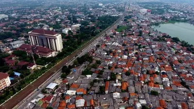 Foto udara pemukiman dan gedung di Kota Depok, Jawa Barat, Jumat (7/6/2019). Menteri Koordinator Bidang Perekonomian Darmin Nasution menegaskan pertumbuhan ekonomi kuartal kedua 2019 dapat tumbuh mencapai 5,2 persen. Momentum Lebaran 2019 ia perkirakan mampu memicu permintaan domestik yang kuat serta daya tarik investasi Indonesia yang semakin tinggi. ANTARA FOTO/Yulius Satria Wijaya.