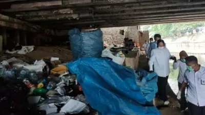 Mensos Tri Rismaharani saat mendatangi pemulung dan warga dengan PMKS di bawah jembatan Sudirman-Thamdin Jakarta Pusat/ dok via Suara.com