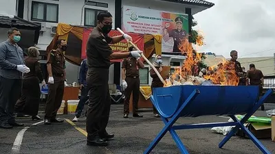 Pemusnahan barang bukti narkoba dan obat-obatan terlarang di halaman Kejaksaan Negeri Kota Tasikmalaya, Selasa (27/10/2020. (AyoTasik.com/Heru Rukanda)