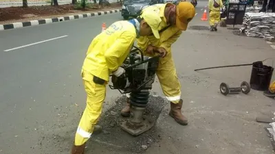 Satpel Bina Marga Kecamatan Senen melakukan penambalan jalan berlubang di empat lokasi yaitu Jalan Kwitang Raya, Jalan KKO Usman Harun, Jalan Senen Raya, dan kawasan Stasiun Senen. (pusat.jakarta.go.id)