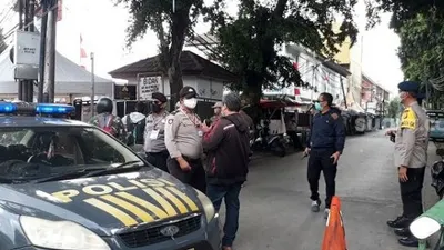 Penampakan aparat saat berjaga-jaga di Asrama STT Bethel Indonesia di Petamburan, Jakarta Pusat, Jumat (17/4/2020).