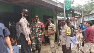 Sejumlah aparat keamanan dari Polri dan TNI menyambangi rumah duka korban tenggelam di Cisadane Bogor/ dok