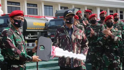 Menteri Sosial Juliari P Batubara (kanan) secara simbolis menyerahkan bantuan 4 truk kepada Komandan Jenderal Kopassus Mayjend I Nyoman Cantiasa di Mako Kopasus, Cijantung, Selasa (1/9/2020).(istimewa)