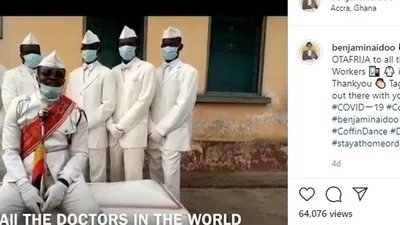 Penari peti mati Ghana memberikan imbauan untuk tetap berada di rumah. (Instagram/@benjaminaidoo)