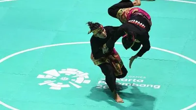 Pasangan pesilat Indonesia Ayu Sidan Wilantari (kanan) dan Ni Made Dwiyanti (kiri) tampil dalam babak final ganda putri pencak silat seni Asian Games 2018 di Padepokan Pencak Silat Taman Mini Indonesia Indah (TMII), Jakarta, Rabu (29/8/2019). (Antara/INASGOC/Melvinas Priananda)