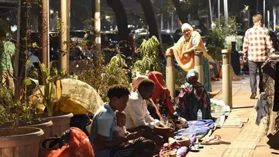 Sejumlah pencari suaka berada di trotoar kawasan Jalan Kebon Sirih, Jakarta, Rabu (3/7/2019)/Antara