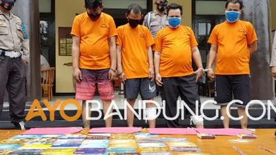 Komplotan pencuri dengan modus ganjal ATM di Polrestabes Bandung. (Ayobandung.com/Fichri Hakiim)