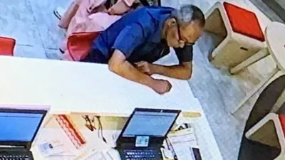 Foto rekaman CCTV yang menunjukkan terduga pelaku pencurian nomor ponsel milik wartawan senior Ilham Bintang di gerai Indosat, Bintaro Jaya Xchange, Tangerang Selatan. (Akun Facebook Ilham Bintang)