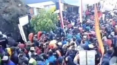 Antrean para pendaki Gunung Lawu berjenalan di pos Cemara Sewu, Minggu (16/8/2020). twitter (@magetanbanget)