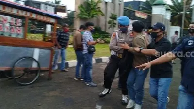 Tunggu Hasil Audiensi, Pendemo Masih Bertahan di Depan DPR RI