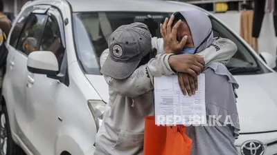 Siswa memeluk orang tuanya usai dibebaskan karena ditahan polisi pascaterlibat kerusuhan saat demo / Republika