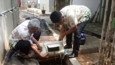 Penebaran bibit ikan lele di kantor Sudin Lingkungan Hidup Jakbar (Beritajakarta.id)