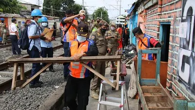 PT KAI (Persero) Daop 1 Jakarta bekerjasama dengan Pemprov DKI Jakarta melakukan penertiban 112 bangunan dan 42 kafe yang semuanya merupakan bangunan liar di Jalan Rawa Bebek, Penjaringan, Jakarta Utara/ dok KAI