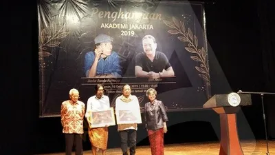 Umbu Wulang Landu Paranggi (kedua dari kiri), Yori Anta (kedua dari kanan) dan Ketua Juri Penghargaan Akademi Jakarta 2019 Riris K Toha (Ayojakarta.com/Dhika Alam Noor)