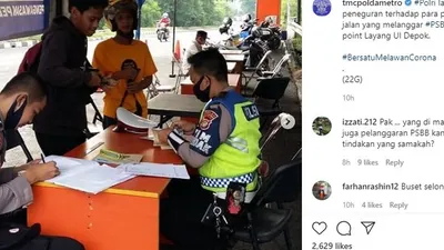 Sebagai ilustrasi, Polisi menegur pelanggar PSBB di di check point Layang UI Depok. instagram: @tmcpoldametro
