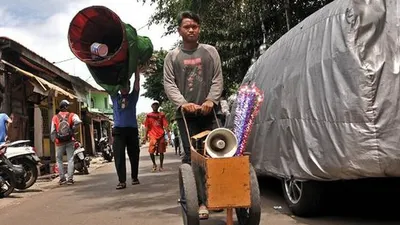 Pengamen ondel-ondel saat berkeliling di kawasan Senen, Jakarta Pusat. (Merdeka.com/Iqbal S. Nugroho)