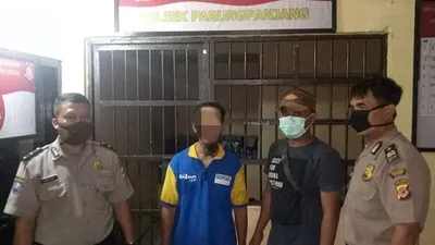 A (dua dari kiri) ditahan Polsek Parung Panjang, Bogor, karena sering menganiaya istri sirinya.