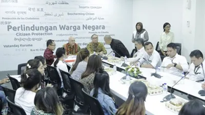 Dirjen Protokol dan Konsuler Kemlu, Andri Hadi, menerima 14 WNI