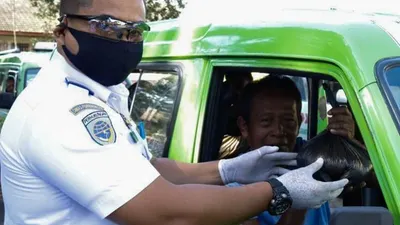 Petugas memeriksa suhu tubuh dan bantuan sembako kepada sopir angkot di Kota Bogor. Ist