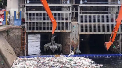 Ilustrasi pengangkatan sampah di Pintu Air Manggarai/Kumparan