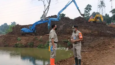 Gubernur DKI Jakarta Anies Baswedan (kiri) menginspeksi langsung proses pengerukan di Waduk Pondok Ranggon/dok: timur.jakarta.go.id