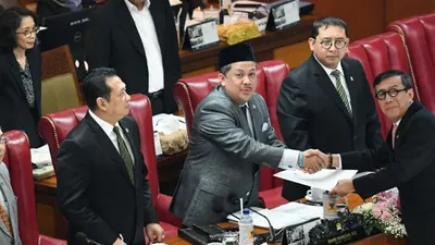 Menkumham Yasonna Laoly (kanan) berjabat tangan dengan Wakil Ketua DPR selaku pimpinan sidang Fahri Hamzah (ketiga kanan), disaksikan Ketua DPR Bambang Soesatyo (kedua kiri) dan Wakil Ketua DPR Fadli Zon (kedua kanan), dan Utut Adianto (kiri) usai menyampaikan pandangan akhir pemerintah terhadap revisi Undang-Undang (UU) Nomor 30 Tahun 2002 tentang Komisi Pemberantasan Korupsi (KPK) dalam Rapat Paripurna DPR di Kompleks Parlemen, Senayan, Jakarta, Selasa (17/9/2019)/Antaranews