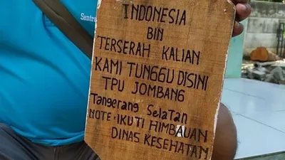 Nisan bertuliskan Indonesia bin Terserah yang dibuat petugas Palang Hitam di TPU Jombang, Tangerang Selatan. (Suara.com/Stephanus Aranditio).