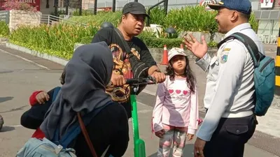 Petugas Dishub DKI Jakarta  tengah menertibkan pengguna e-scooter saat car free day di Jl MH. Thamrin, Jakarta Pusat, Minggu (24/11/2019)/Koalisi Pejalan Kaki