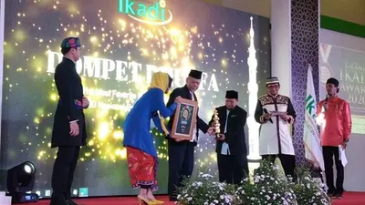 Penyerahan penghargaan “The Most Favorite National Islamic NGO” kepada Dompet Dhuafa dari Ikadai (Humas Dompet Dhuafa)
