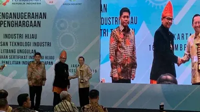 Sekjen Kemenperin Achmad Sigit Dwiwahjono didampingi Kepala Badan Pengembangan Sumber Daya Manusia Industri (BPSDMI) Eko S.A. Cahyanto menyerahkan Penghargaan Industri Hijau kepada Direktur APP Sinar Mas, Suhendra Wiriadinata di Jakarta/Associate Consultant Maverick