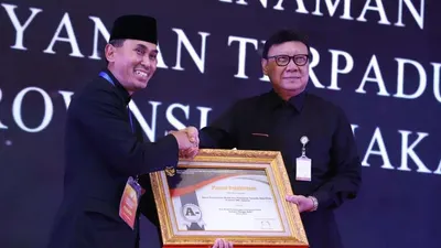 Menteri PANRB Thajo Kumolo menyerahkan Penghargaan Pelayanan Publik kepada Wakil Kepala DPMPTSP Provinsi DKI Jakarta Denny Wahyu Haryanto, Jumat, (22/11/2019)/Media PTSP