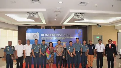 Berpose bersama Menteri Kelautan dan Perikanan, Susi Pudjiastuti usai penganugerahan penghargaan atas keberhasilan TNI AL, Polri dan PT Angkasa Pura menggagalkan penyelundupan benih lobster/Puspen TNI