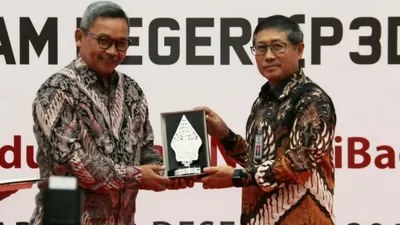 Sekjen Kemenperin, Achmad Sigit Dwiwahjono menyerahkan pengharagaan kepada Dirjen Bina Konstruksi Kementerian PUPR, Syarif Burhanuddin (Humas KemenPUPR)