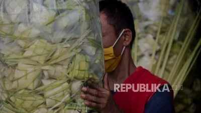 Ilustrasi. Pedagang mengemas cangkang ketupat di kawasan Pasar Jatinegara, Jakarta, Selasa (19/5). Pengrajin kulit ketupat mulai memadati kawasan pasar Jatinegara menjelang hari raya idul fitri  Foto: Republika/Thoudy Badai