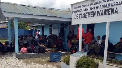 Warga menunggu pesawat Hercules untuk meninggalkan Wamena/Antara
