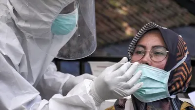 Pengunjung menjalani rapid test antigen.  Foto: ABDAN SYAKURA/REPUBLIKA