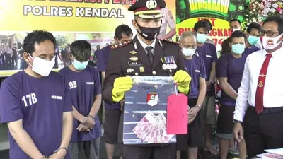 Kapolres Kendal AKBP Ali Wardana menunjukan barang bukti uang palsu yang diedarkan tersangka Wawan Triawan dengan dalih bisa menggandakan uang. (Edi Prayitno/Ayosemarang)