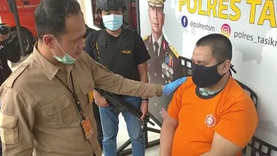 Pelaku penipuan saat gelar perkara di Mapolres Tasikmalaya, Jumat (5/6/2020). (Ayotasik/Irpan Wahab)