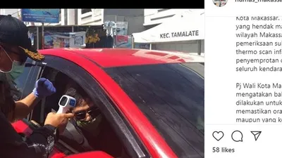 Penjabat Wali Kota Makassar, M Iqbal Suhaeb (masker ungu), memeriksa suhu tubuh pengendara di perbatasan Kota Makassar. instagram: @humas_makassar