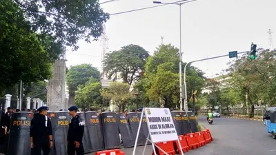 Petugas menutup akses menuju Jalan Gelora belakang gedung parlemen di Senayan, Jakarta, menjelang pelantikan Presiden dan Wakil Presiden terpilih, Joko Widodo dan Ma'ruf Amin, Minggu siang (20/10/2019)/Antara